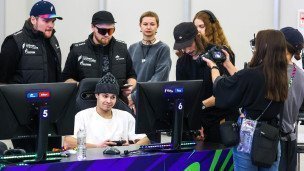 Фиджитал-турнир "Игры будущего" участник компьютерной команды во время игры