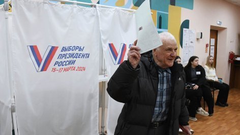 Мужчина голосует на выборах президента России