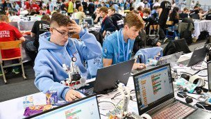 Участники во время робототехнической олимпиады