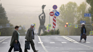 Жители города на улице 