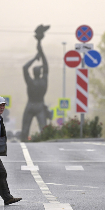 Жители города на улице 