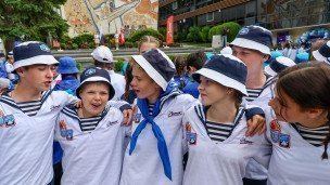 Дети во время торжественной линейки