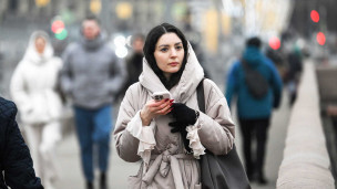 Девушка с телефоном на улице