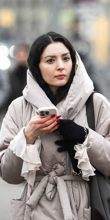 Девушка с телефоном на улице