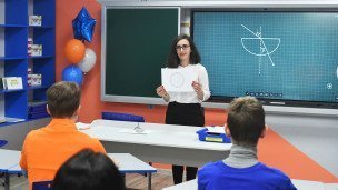 учитель во время урока в классе с учениками