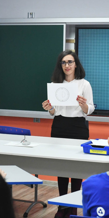 учитель во время урока в классе с учениками