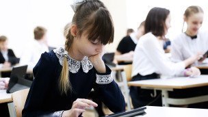 ученики с планшетами