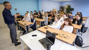 Учитель и школьники во время урока 