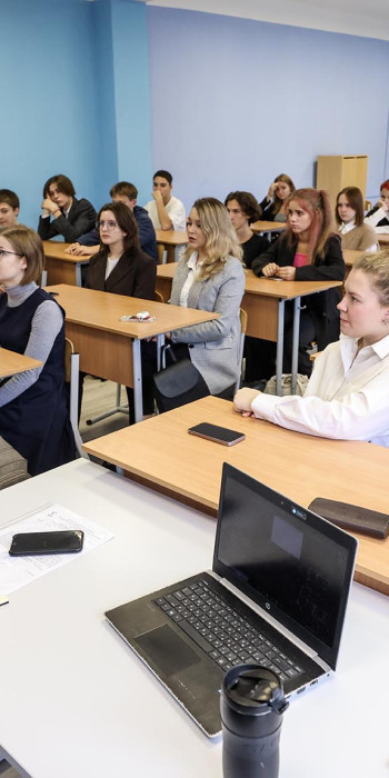 Учитель и школьники во время урока 