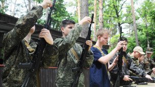 Допризывники на занятии по разборке и сборке автомата Калашникова