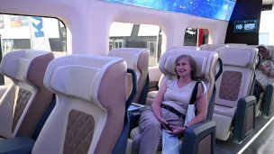 Посетители в полноразмерном макете сверхскоростного поезда