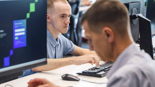 молодой парень за компьютером работает