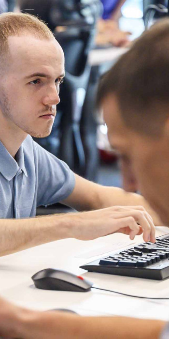 молодой парень за компьютером работает