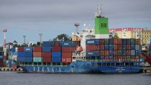 Китайское грузовое судно с контейнерами в порту Владивостока