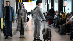 Пассажиры в зоне вылета аэропорта 