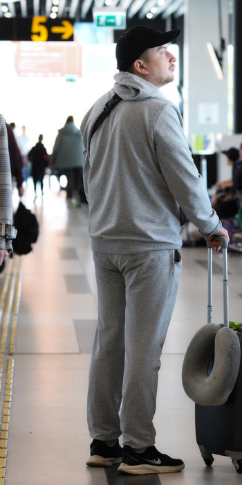 Пассажиры в зоне вылета аэропорта 