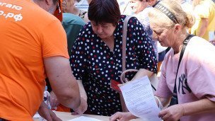 Жители Курской области во время получения гуманитарной помощи