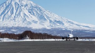 Самолет Boing-777-300 на летном поле аэропорта в Петропавловске-Камчатском