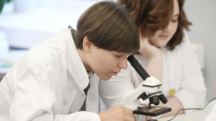 Школьники во время занятий