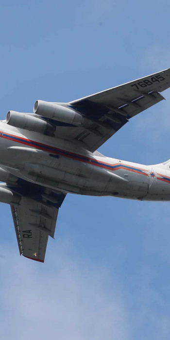 Самолет МЧС РФ ИЛ-76 в небе