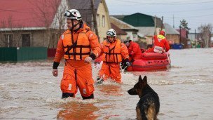 Сотрудники МЧС во время паводка