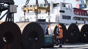 Работники порта Мариуполя загружают на сухогруз металлопродукцию