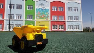 Игрушка на территории детского сада 