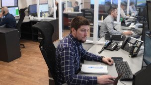 Сотрудники компании за компьютером