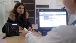 Сотрудница и посетительница 