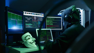 Хакер за компьютером 