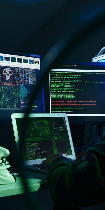 Хакер за компьютером 