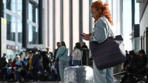 Пассажиры в зоне регистрации в аэропорту