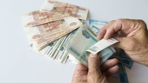 Денежные купюры России в руках