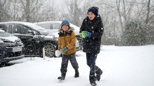 Дети играют в снегу 