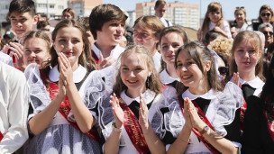 выпускники в школе
