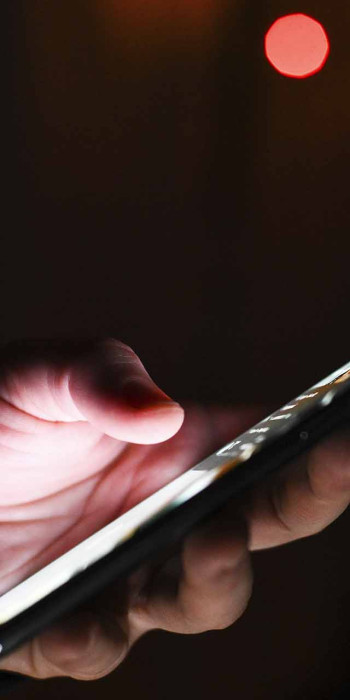 смартфон в руке