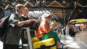 дети в аэропорту