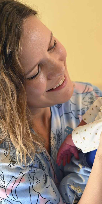 женщина с младенцем на руках