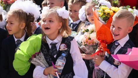 Первоклассники на линейке
