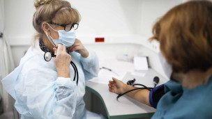 женщина на приеме у врача