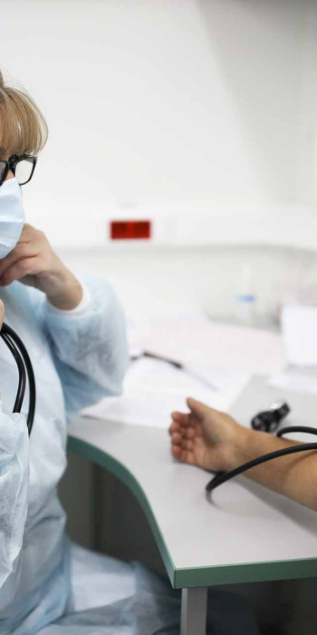 женщина на приеме у врача