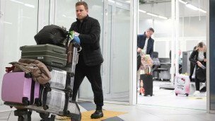 Пассажир с багажом в аэропорту