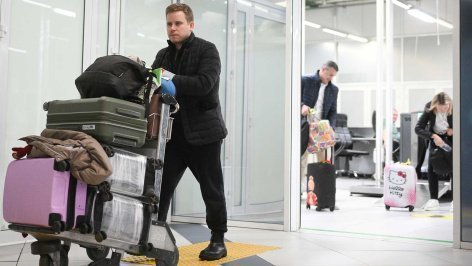 Пассажир с багажом в аэропорту