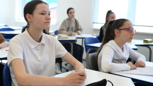 Школьники на уроке 