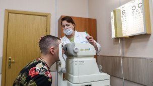 Мужчина во время прохождения мед обследования 