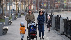 Семья гуляет по набережной