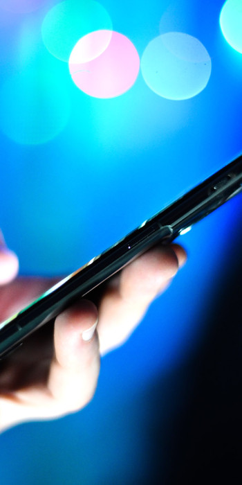 Телефон в руках