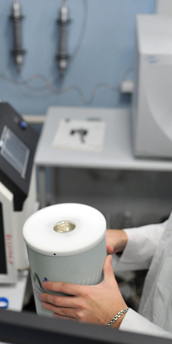 Ученый в лаборатории 