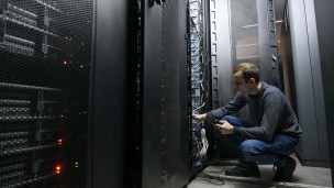 Сотрудник в серверной 