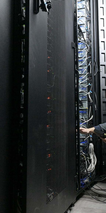 Сотрудник в серверной 